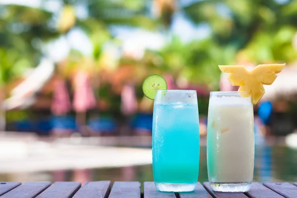 Two cocktails near tropical pool — Stock Photo, Image