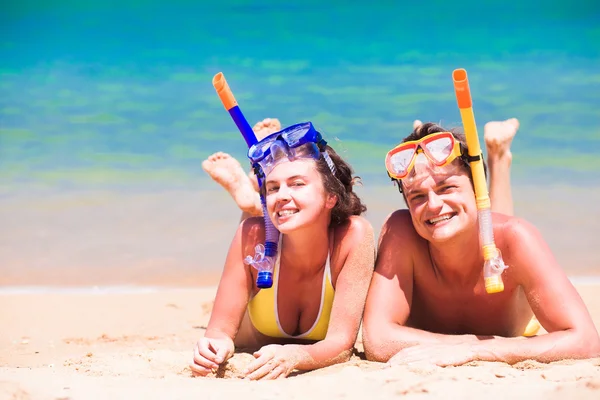 Strand travel par ha kul snorkling, liggande på sommar strand sand med snorkelutrustningen — Stockfoto