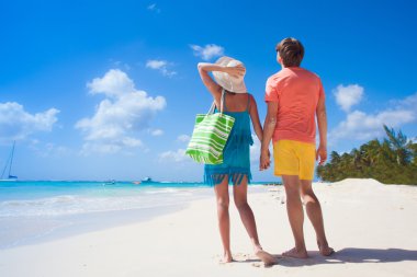Barbados tropik sahilde kıyafetlerle parlak Çift