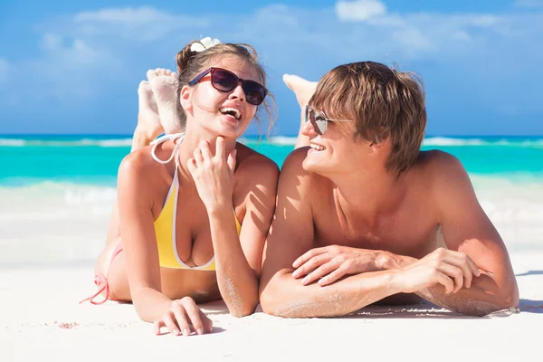 Felice giovane coppia sdraiata su una spiaggia tropicale nelle Barbados — Foto Stock