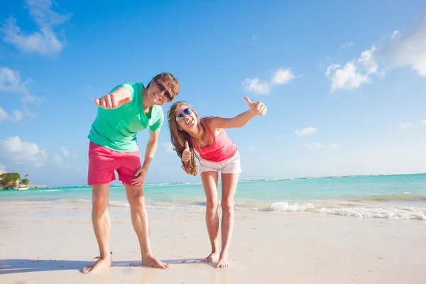 Arkadan görünüşü mutlu romantik genç çift sahilde sarılma — Stok fotoğraf