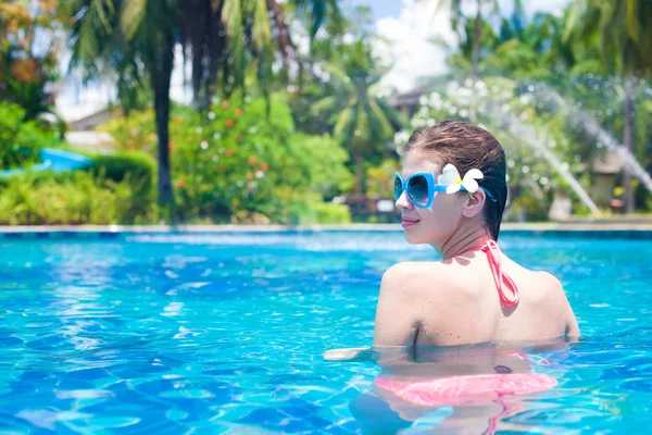 Porträt einer schönen Frau im Luxus-Pool — Stockfoto