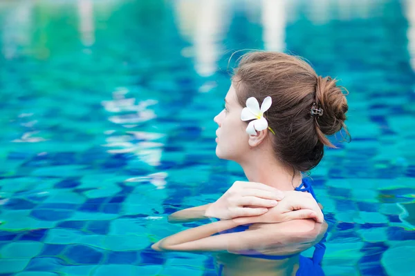 Retrato de mujer hermosa en la piscina de lujo —  Fotos de Stock