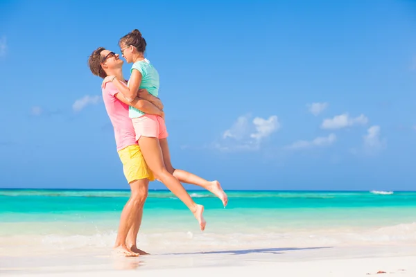 Vista trasera de feliz pareja joven y romántica abrazándose en la playa —  Fotos de Stock