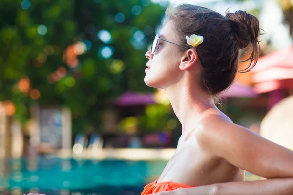 Foto av vacker ung kvinna i lyx pool — Stockfoto