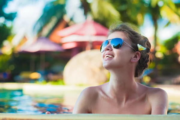 Foto der schönen jungen Frau in Luxus-Pool — Stockfoto