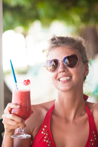 Beautiful woman in bikini and sunlasses with cocktail in hand — 图库照片