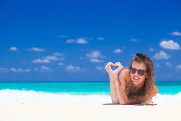 열 대 바닷가에 화창한 날을 즐기는 젊은 여성 — 스톡 사진