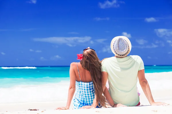 Pareja romántica en ropa brillante disfrutando de un día soleado en la playa tropical Imágenes de stock libres de derechos