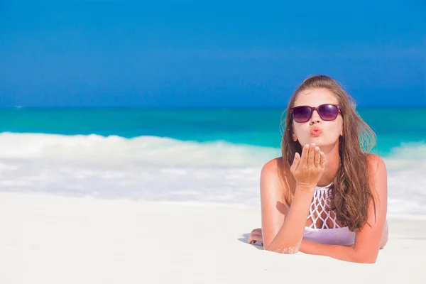 Длинноволосая девушка в бикини на тропическом пляже Барбадос, дующая воздушным поцелуем — стоковое фото