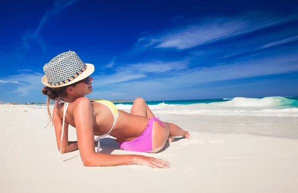 Junge Frau genießt sonnigen Tag am tropischen Strand — Stockfoto