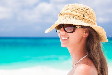 closeup arkadan görünüm içinde tropikal Karayipler Beach hasır şapka genç kadın