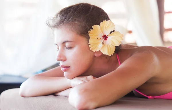 Beautiful young woman enjoying her time in tropical spa — Stock Photo, Image