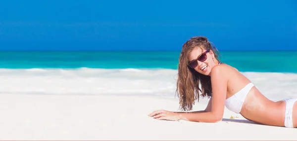 흰색 비키니 열 대 해변에서 그녀의 하루를 즐기는 젊은 여자 — 스톡 사진