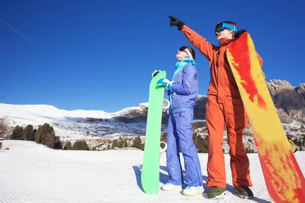 Dos snowboarders en la cima de la montaña —  Fotos de Stock