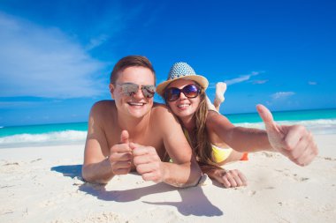 kum tropikal plajda yatan onların zaman zevk çift