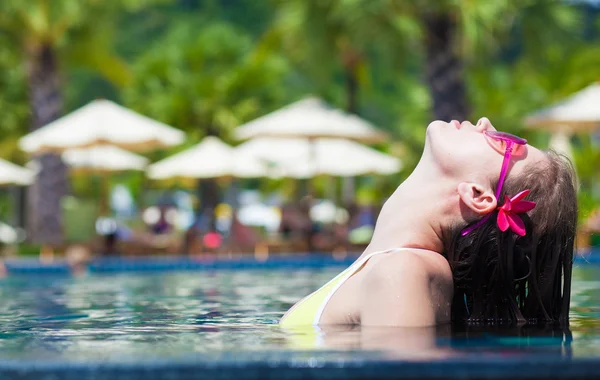 Bella giovane donna in occhiali da sole in piscina di lusso — Foto Stock