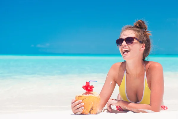 Långhåriga flicka i bikini och med kokos att ha kul på tropiska barbados beach — Stockfoto