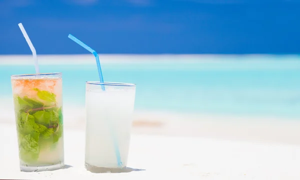 Exotické mojito a pina colada koktejl na pláži s bílým pískem — Stock fotografie