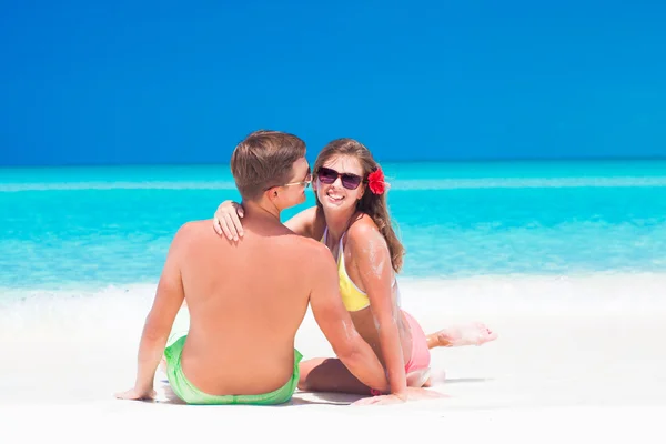 Vista posteriore della coppia seduta su una spiaggia tropicale alle Barbados — Foto Stock