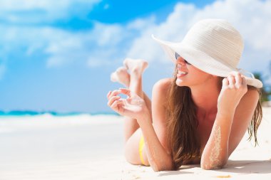 kadın bikini ve saman şapkalı rahatlatıcı tropikal plaj