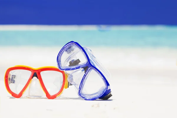 Dois óculos de mergulho, snorkel Engrenagem na praia — Fotografia de Stock