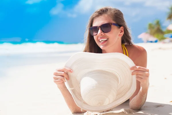 Kadın bikini ve saman şapkalı rahatlatıcı tropikal plaj — Stok fotoğraf