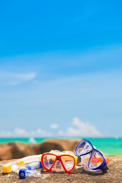 Diving Goggles and Snorkel Gear stone near beach — Stock Photo, Image