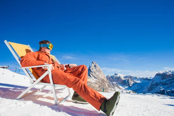 재미 산 꼭대기 스노 보더의 자 라운지의 자에 앉아 — 스톡 사진