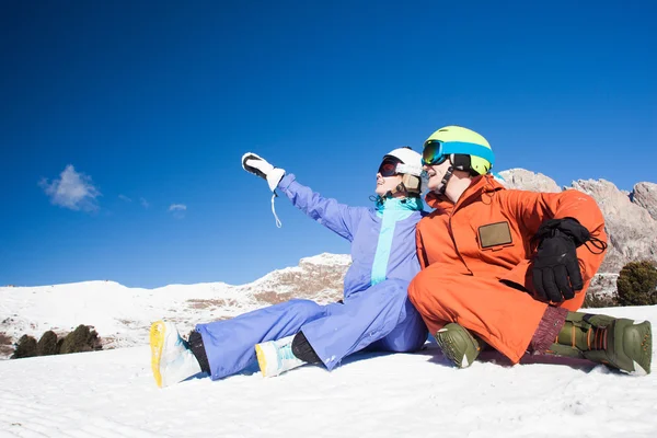 Imagen de dos snowboarders divirtiéndose en la cima de los Alpes Dolomitíes —  Fotos de Stock