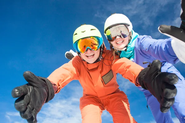 Bild von zwei Snowboardern beim Spaß auf dem Gipfel der Dolomiten — Stockfoto