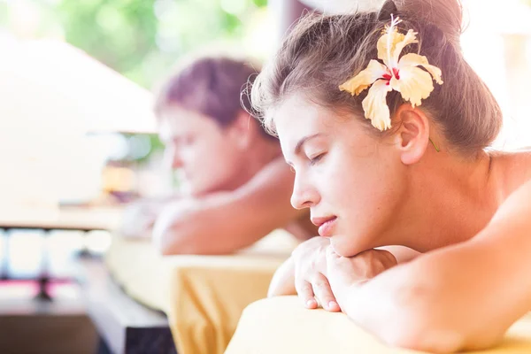 Mooie jonge vrouw en knappe jongeman genieten van hun tijd in tropische spa — Stockfoto