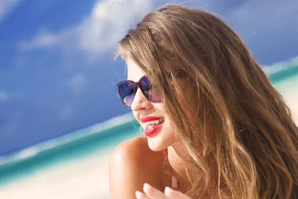 Młoda kobieta z czerwonymi ustami i pręgowane strój kąpielowy na tropikalnej plaży — Zdjęcie stockowe