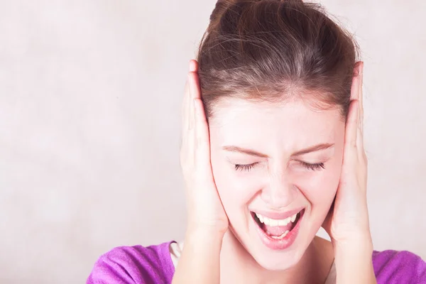 Frustrated woman crying holding hands head upset — Stock Photo, Image