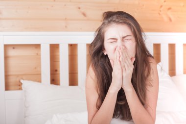 genç kadın bir soğuk grip hapşırma ile uyanma