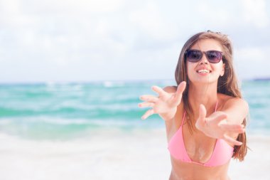 oldukça uzun saçlı kadının ona zaman beyaz kum plaj