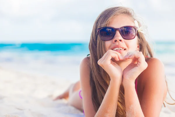 Bella donna dai capelli lunghi godendo il suo tempo alla spiaggia di sabbia bianca — Foto Stock