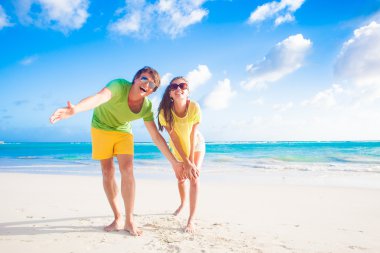 mutlu genç çift sahilde gülümseyen güneş gözlüğü