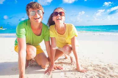 mutlu romantik genç çift bir tropikal plaj yalan