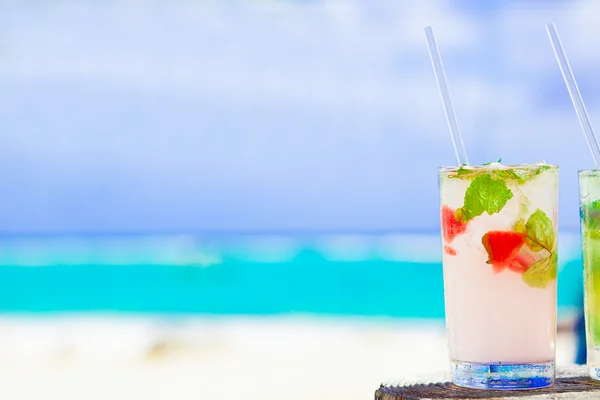 Due cocktail esotici di mojito vicino alla spiaggia di sabbia bianca — Foto Stock