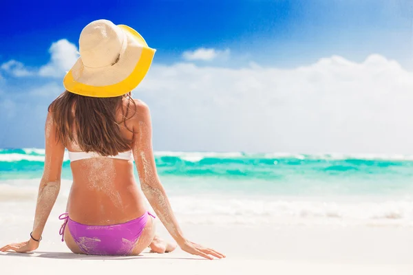 Donna in bikini e cappello di paglia che si diverte sulla spiaggia tropicale — Foto Stock