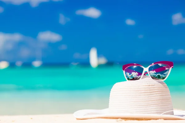 Strandaccessoires auf türkisfarbenem, tropischem Hintergrund — Stockfoto