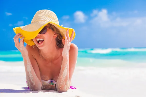 Γυναίκα στο μπικίνι και άχυρο καπέλο έχει τη διασκέδαση στην τροπική παραλία — Φωτογραφία Αρχείου