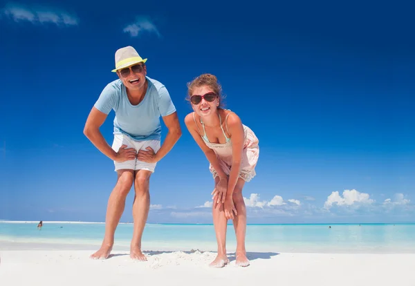 Närbild på lyckliga unga kaukasiska par solglasögon leende på stranden — Stockfoto