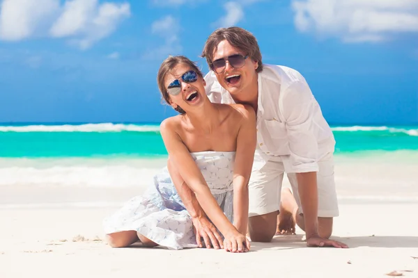 Primer plano de feliz joven pareja caucásica en gafas de sol sonriendo en la playa —  Fotos de Stock