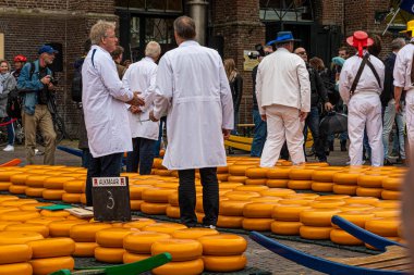 ALKMAAR, NETHERLANDS - 18 Mayıs 2018: Peynir Pazarı