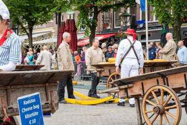 ALKMAAR, NETHERLANDS - 18 Mayıs 2018: Cheese Market çalışanları sergiyi izliyor