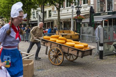 ALKMAAR, NETHERLANDS - 18 Mayıs 2018: Peynir taşıyan bir adam