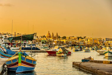 Eski Marsaxlokk limanında günbatımı, Malta.