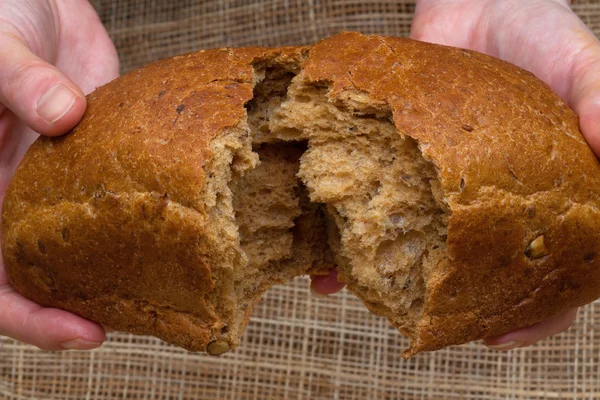 Brot in den Händen eines Mannes — Stockfoto